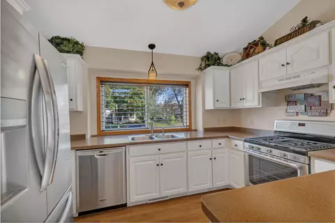 Kitchen - 3133 Crescent Ridge Trl, Saint Cloud, MN 56301 photo 3 of 4
