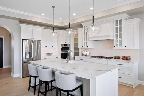 9085 Mills Ln, Chanhassen, MN 55317