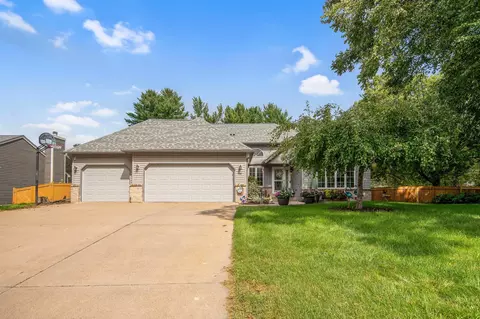 565 Oak Creek Dr S, Vadnais Heights, MN 55127