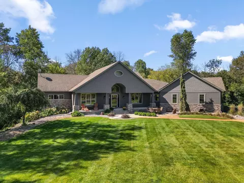 23062 Woodland Ridge Dr, Lakeville, MN 55044