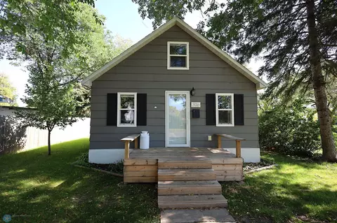 206 N 6th St, Warren, MN 56762