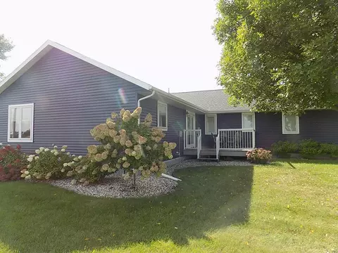 618 E 8th St, Winthrop, MN 55396 photo 4