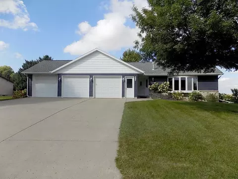 618 E 8th St, Winthrop, MN 55396 photo 2