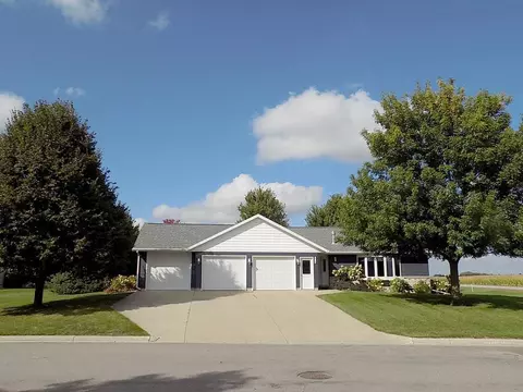 618 E 8th St, Winthrop, MN 55396