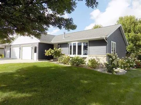 618 E 8th St, Winthrop, MN 55396 photo 3