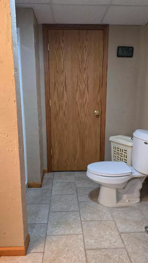 Bath - 801 Deschepper St, Marshall, MN 56258 photo 7 of 8