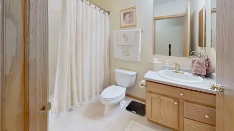 Bath - 801 Deschepper St, Marshall, MN 56258 photo 4 of 8