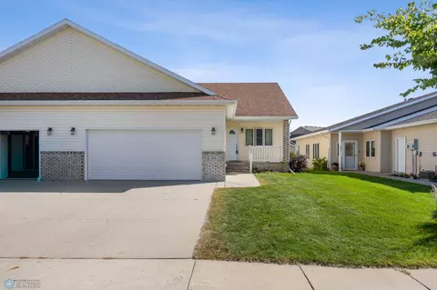 600 32nd St N, Moorhead, MN 56560