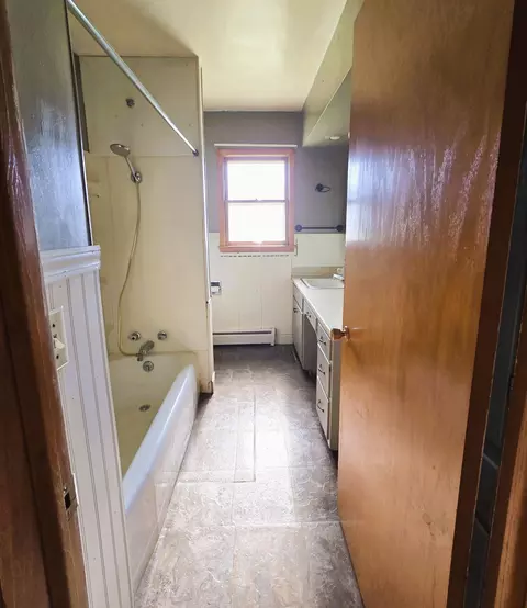 Bath - 801 Elm Ave, Olivia, MN 56277 photo 2 of 2