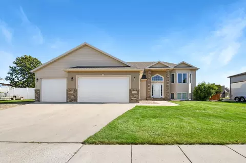 1060 Parkway Ln, West Fargo, ND 58078
