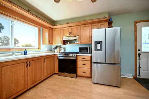 Kitchen - 240 6th St SW, Plainview, MN 55964 photo 2 of 3