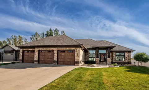 319 50th Pl W, West Fargo, ND 58078