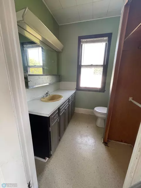 Bath - 306 Forest St, Lisbon, ND 58054 photo 4 of 6