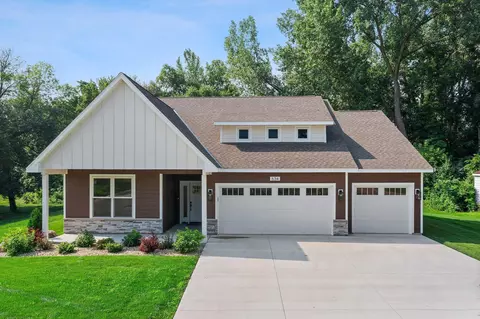 634 E 6th St, Chaska, MN 55318