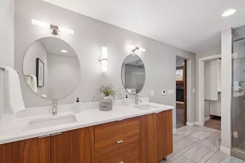 Bath - 4360 Chimo East St, Deephaven, MN 55391 photo 2 of 3
