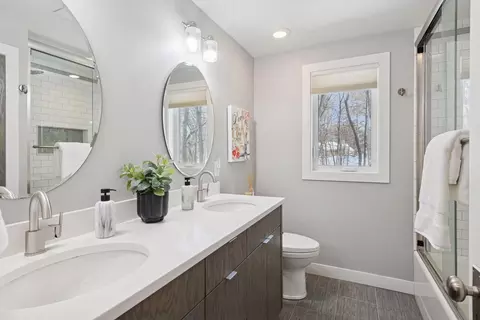 Bath - 4360 Chimo East St, Deephaven, MN 55391 photo 3 of 3