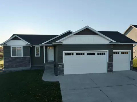 601 Golfview Ave, Zumbrota, MN 55992