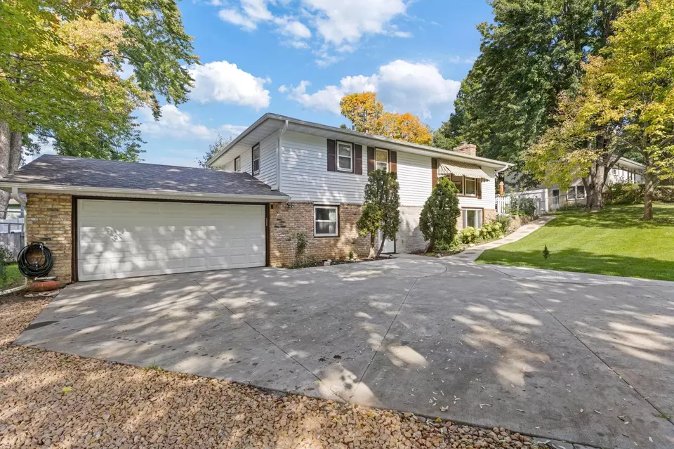 Exterior - 2104 W 140th St, Burnsville, MN 55337 photo 2 of 7