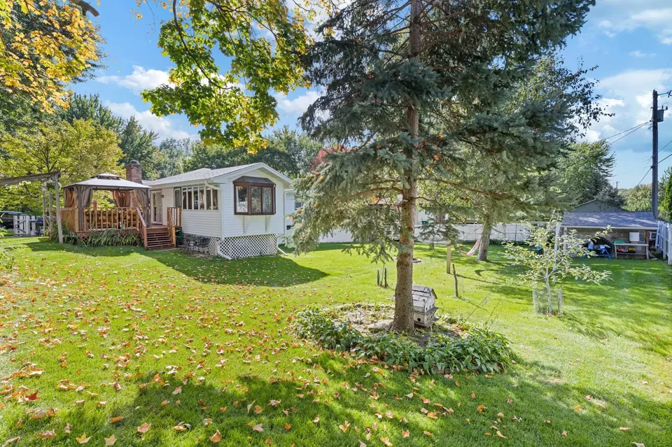Exterior - 2104 W 140th St, Burnsville, MN 55337 photo 5 of 7