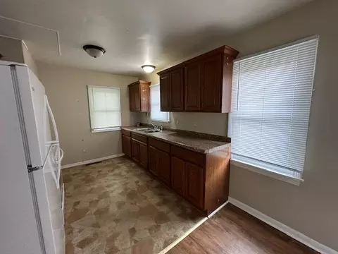Kitchen - 607 10th Ave SW, Austin, MN 55912 photo 2 of 3