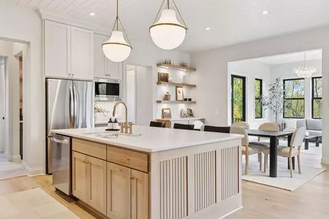 Kitchen - 9511 Eagle Ridge Rd, Chanhassen, MN 55317 photo 2 of 5