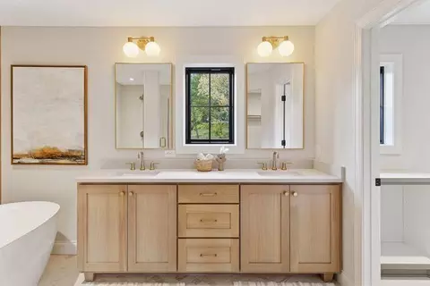 Bath - 9511 Eagle Ridge Rd, Chanhassen, MN 55317 photo 5 of 11