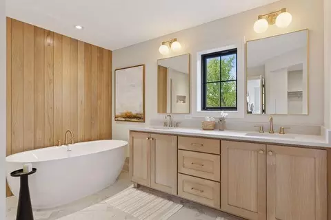 Bath - 9511 Eagle Ridge Rd, Chanhassen, MN 55317 photo 2 of 11