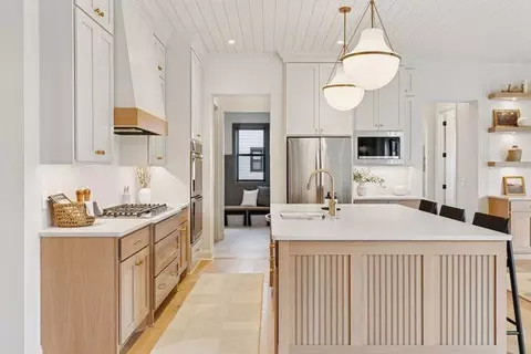 Kitchen - 9511 Eagle Ridge Rd, Chanhassen, MN 55317 photo 3 of 5