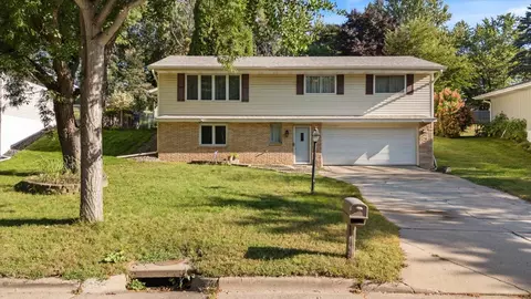 1989 N Park Dr, Saint Paul, MN 55119