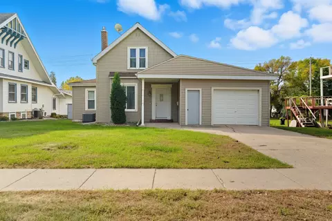 18 E Main St, Madelia, MN 56062