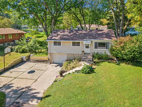 2775 Fernwood St, Roseville, MN 55113