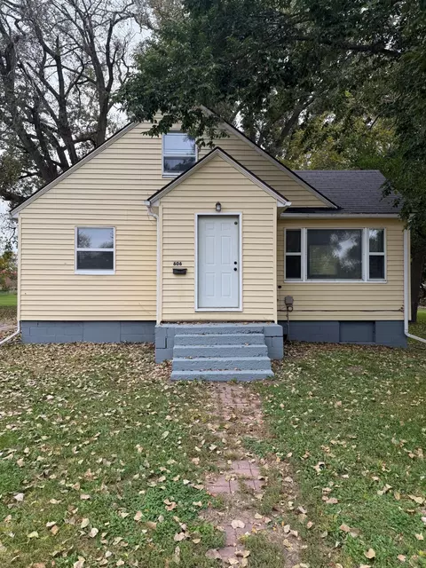 606 E Main St, Marshall, MN 56258
