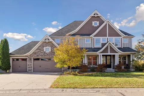 8 Leaf Wing Dr, North Oaks, MN 55127
