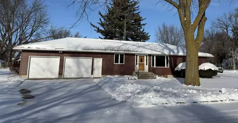 202 8th St W, Winthrop, MN 55396