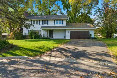 221 Crestwood Dr, North Mankato, MN 56003