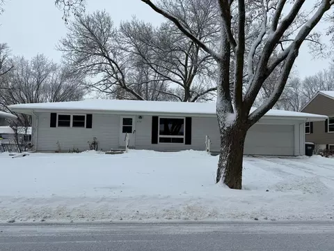 724 Southview Dr SW, Hutchinson, MN 55350
