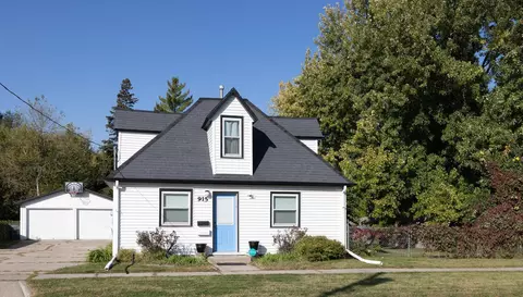 915 9th St N, Moorhead, MN 56560
