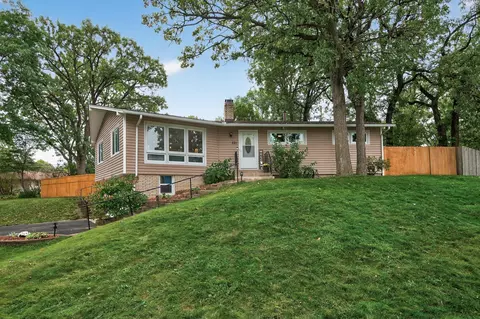 521 Timberland Dr, Burnsville, MN 55337