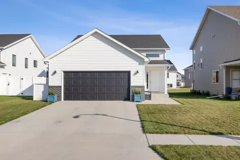 6689 Toronto Dr S, Fargo, ND 58104