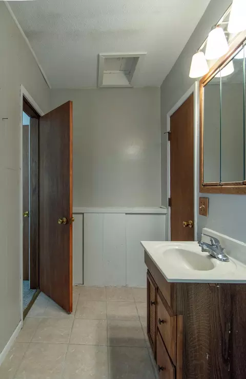 Bath - 1221 6th Ave NE, Brainerd, MN 56401 photo 3 of 3