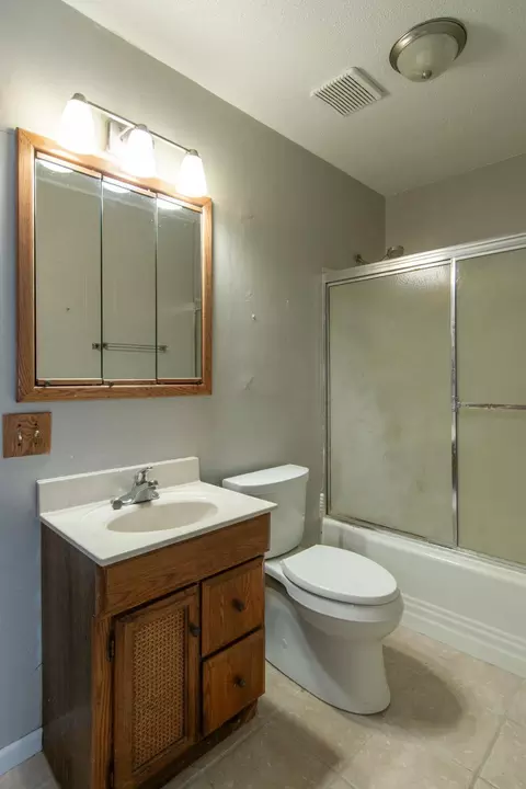 Bath - 1221 6th Ave NE, Brainerd, MN 56401 photo 1 of 3
