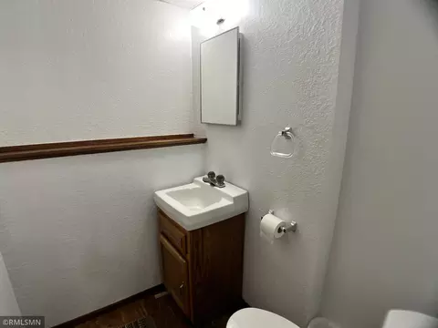 Bath - 1002 12th Ave SE, Saint Cloud, MN 56304 photo 2 of 2