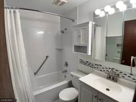 Bath - 1002 12th Ave SE, Saint Cloud, MN 56304 photo 1 of 2