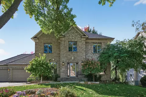 2231 Stone Creek Dr, Chanhassen, MN 55317
