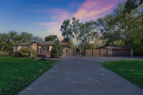 4816 Overlook Dr, Bloomington, MN 55437