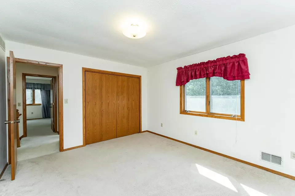 Bedroom - 4412 Newcastle Ln NW, Rochester, MN 55901 photo 4 of 5