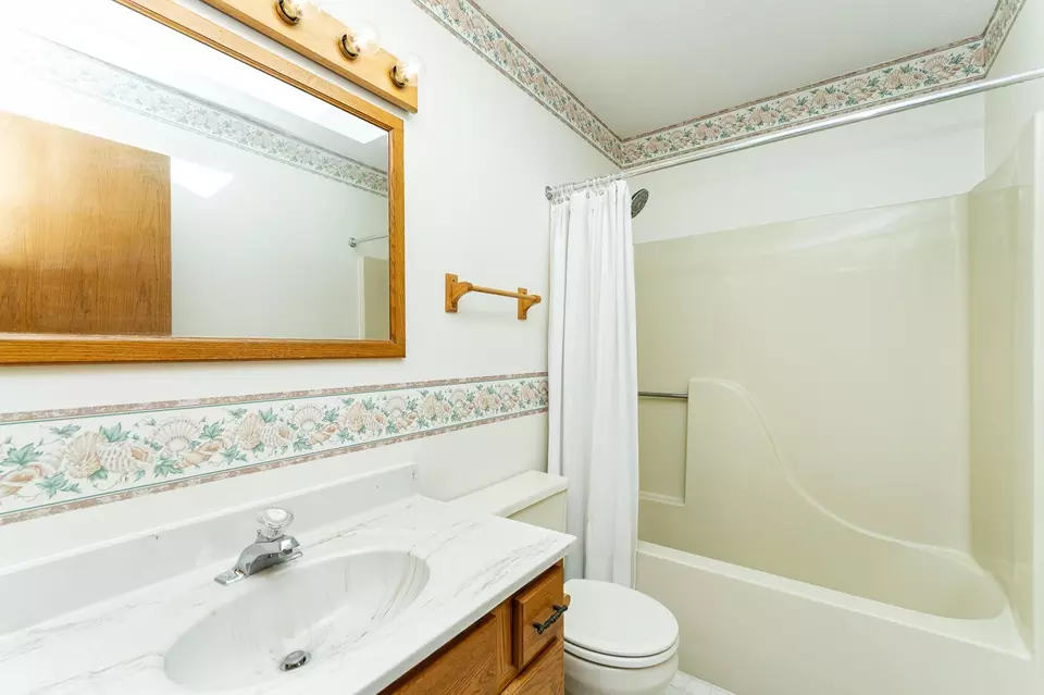 Bath - 4412 Newcastle Ln NW, Rochester, MN 55901 photo 3 of 4