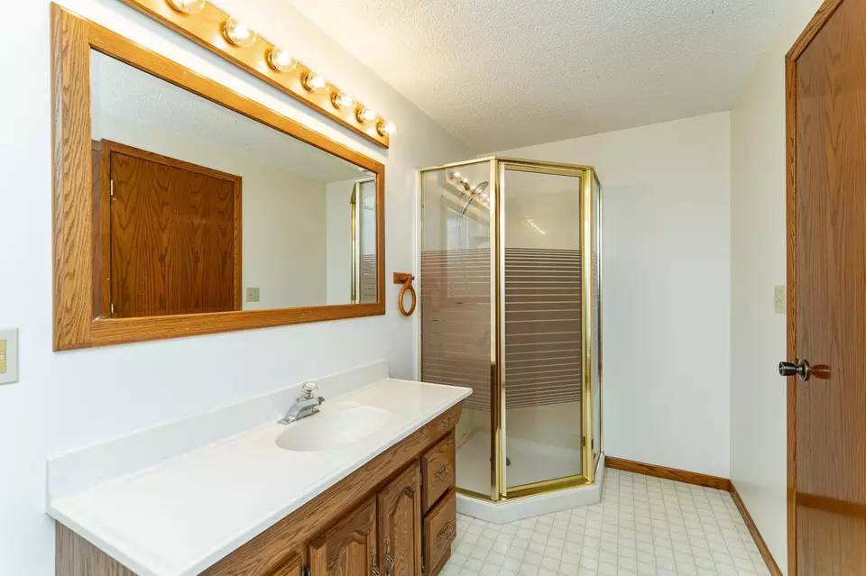 Bath - 4412 Newcastle Ln NW, Rochester, MN 55901 photo 4 of 4