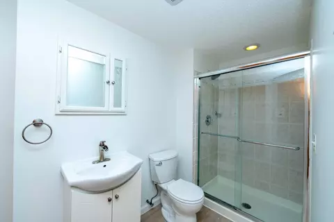 Bath - 973 Wildflower Ct, Eagan, MN 55123 photo 3 of 4