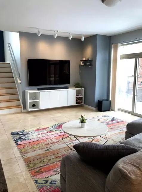 221 NE 1st Ave #5, Minneapolis, MN 55413